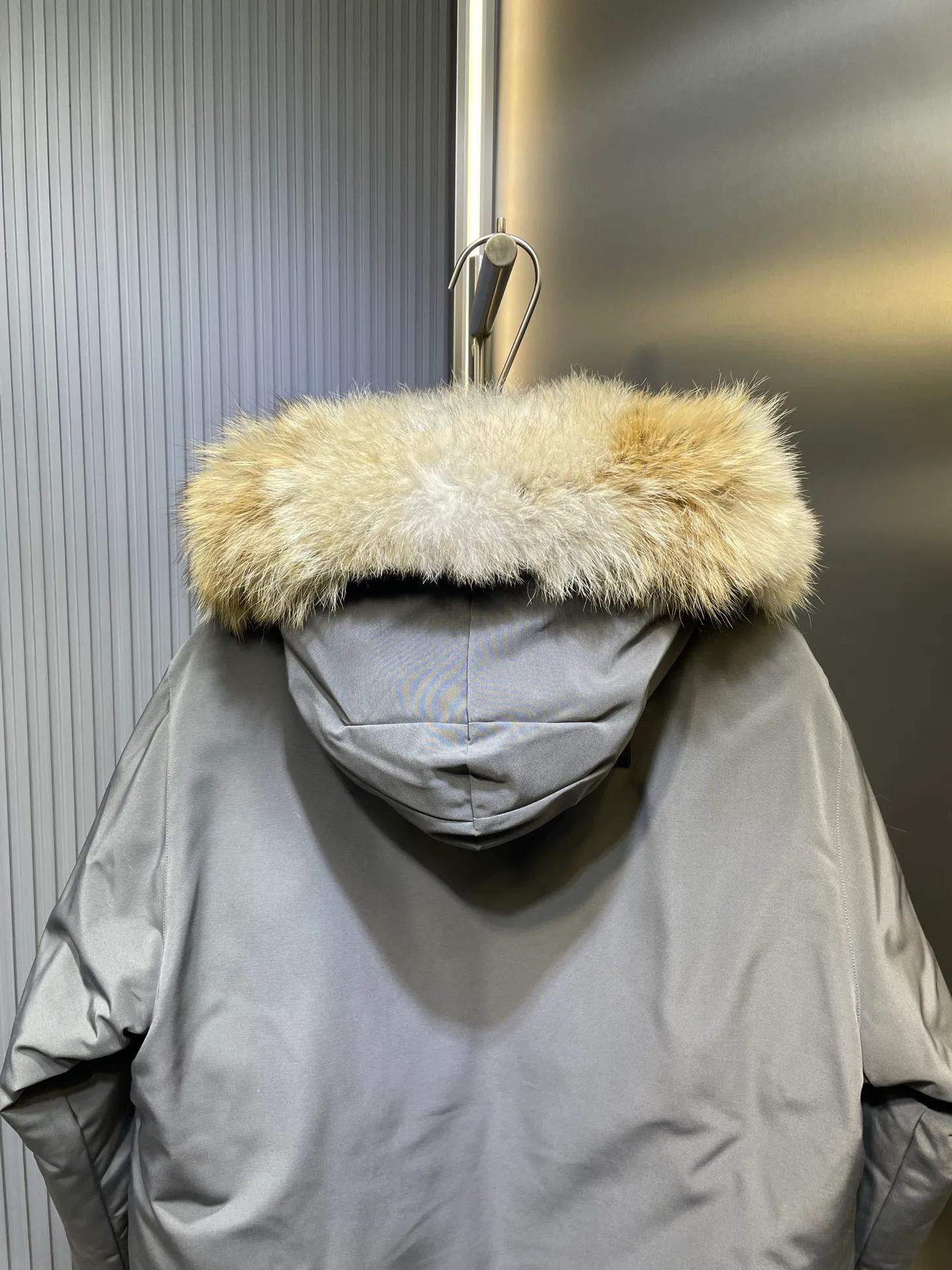 P910 special version 🌟 🇨🇦CANADA GOOES 24 new models 08 models/couple models Factory direct supply: supplying global purchasing agents, micro-entities, Tmall, high-end stalls and studio cooperation, free shipping! Canada Goose Expedition Parka 2008 is the same style for men and women. It is mid-length and the most timeless classic. All Arctic and Antarctic scientific expedition teams choose Canada Goose as their cold-proof equipment. It is the Rolls-Royce of down jackets. ➖ Industry-leading anti-counterfeiting chip sensing. ➖ Imported Behringer embroidery machines and customized embroidery labels, the highest level and industry leading. ➖ Imported Korean 21-count polyester-cotton blended original fabric, TC85 waterproof coated fabric, water-repellent, windproof and wear-resistant. ➖ The new national standard 80 white duck down is filled with an average of 520 grams of down. The amount of down filled is industry-leading. ➖ 100% nylon lining with double double-layer sealing design to prevent velvet running, and seamless thread design on the cuffs! ➖ Western Canadian Green Wolf Collar. ➖ Yoshida YKK provides original factory-customized electroplated sliders. YKK two-way lockable zippers are tight and smooth and do not peel off paint. �� 3M composite Velcro is durable and the accessories and hardware are all custom-made. Note: Our copywriting is only simple and clear. Instead of bragging about the copywriting, it is better to compare and understand with samples. Only for the purest goose, the most dedicated, the most professional, the highest quality, the highest cost performance!  Size:XS-XXL